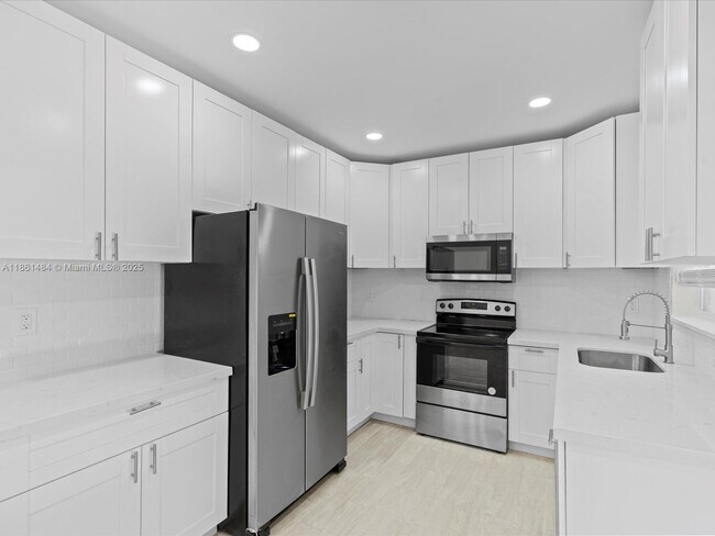 Building Photo - 113 SW 22nd Ave