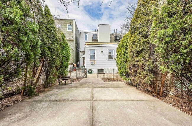 Building Photo - 608 Palisade Ave