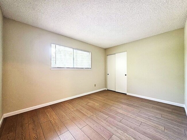 Building Photo - Beautiful, Very Large 2 Bedroom with Garage, Fireplace, Balcony & A/C Near Washoe Golf Course