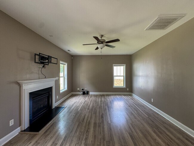 Building Photo - Gorgeous 4 Bed 2.5 Bath Home in West Gate