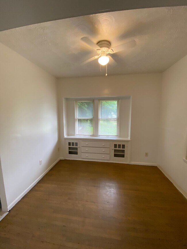 Building Photo - One Bedroom Duplex with off street parking...