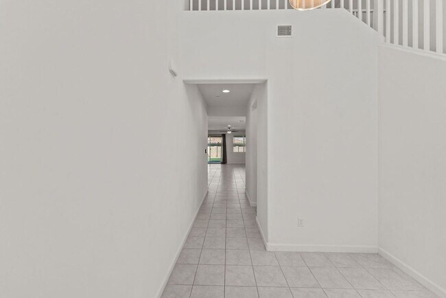 Building Photo - 4 Bedroom 2.5 Bathroom