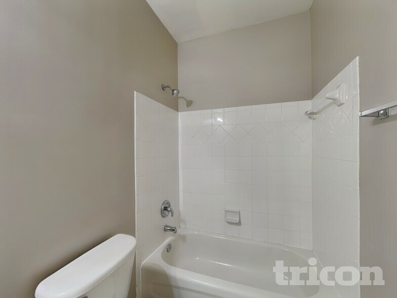 Building Photo - 716 Parkside Dr