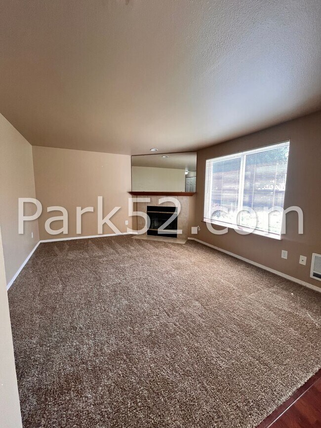 Building Photo - Puyallup Area 2 Bedroom 2nd Floor Apartment