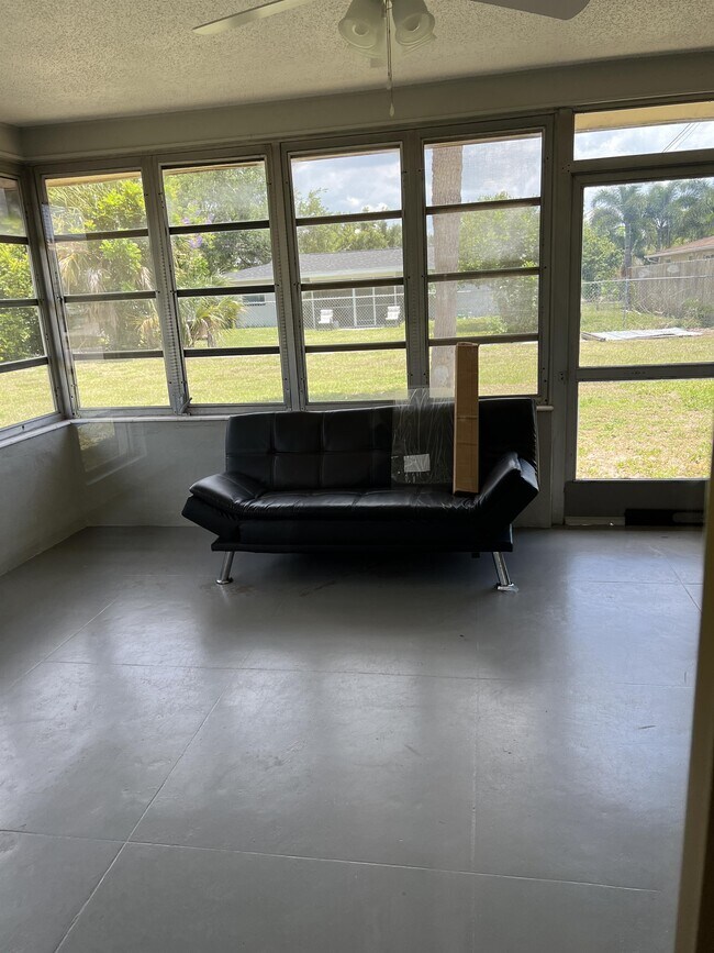 Building Photo - 1920 W Lakeview Blvd