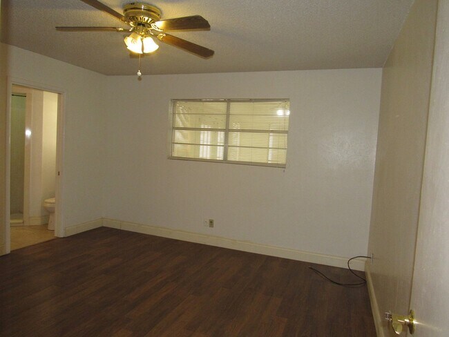 Building Photo - 2810 Teakwood Dr