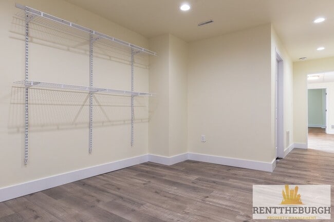 Building Photo - Updated 4BR 2 Full Bath House with Parking!