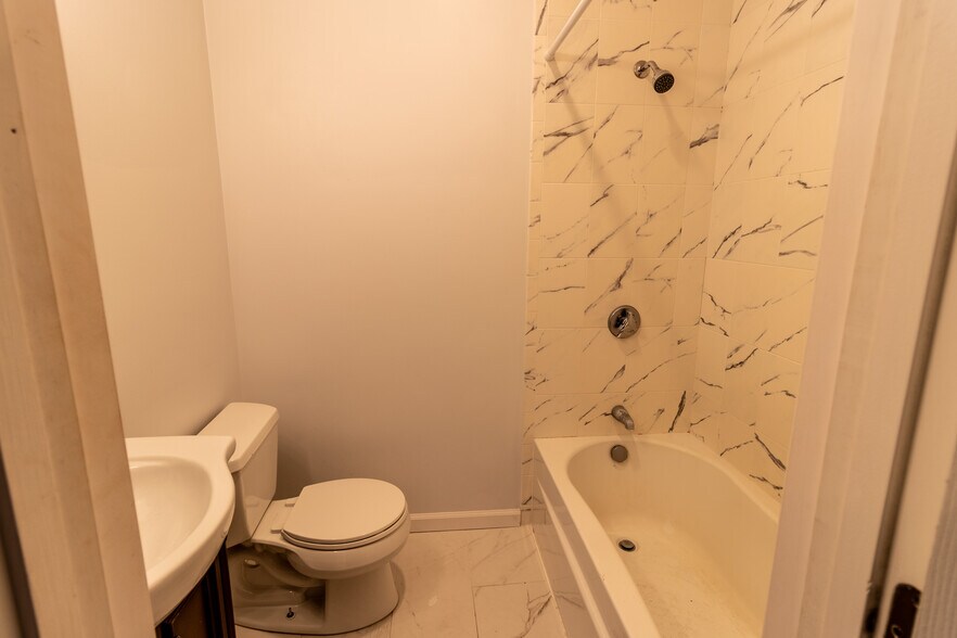 Building Photo - 162 Walnut St