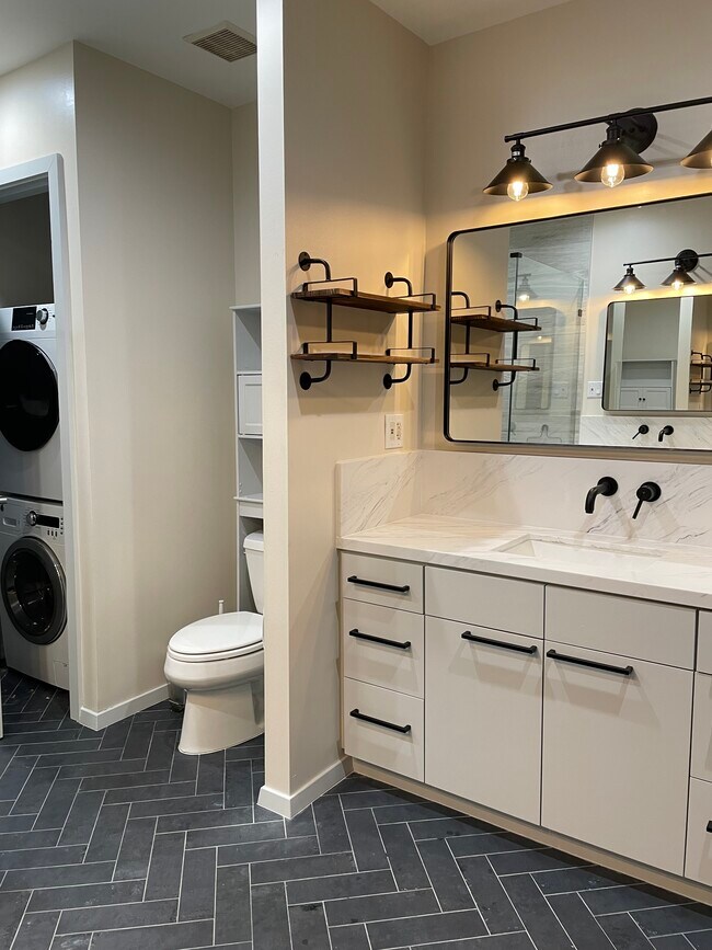 Updated bath 2023 - 505 Bastrop St