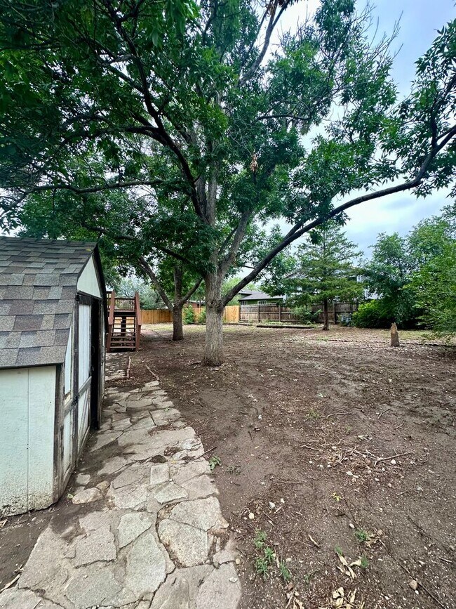 Building Photo - Updated Split-Level Gem | 5BD, 3BA | Large...