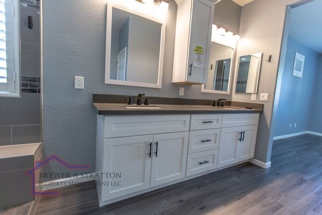 Building Photo - 391 S 163rd Dr - 4BR, 2BA - Sarival/Van Buren