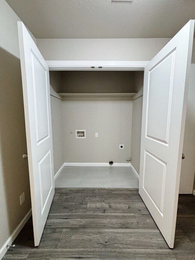 Building Photo - Large 4-bedroom, 2-bathroom home