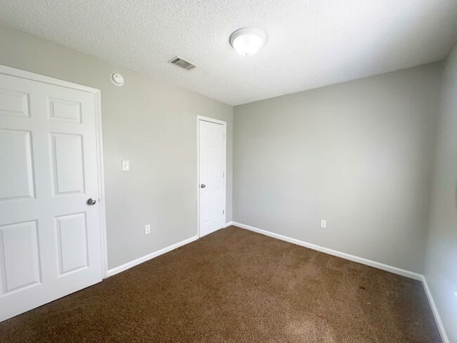 Building Photo - 1632 Lexington Cir