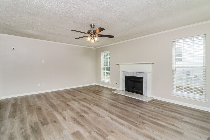 Building Photo - 2540 Lake Royale Dr