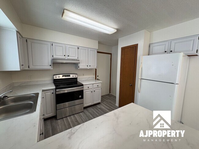 Building Photo - 5801 W Coughran Ct