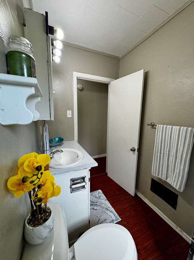 Building Photo - 3 bed, 1 bath home for rent in Waterloo