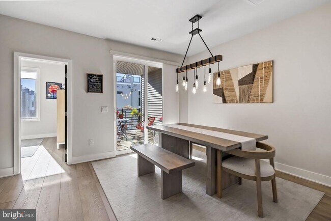 Building Photo - 908 Laurens Aly