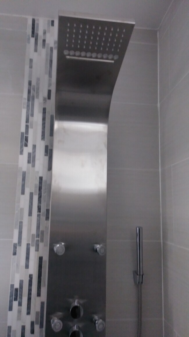 Spa Bath Jetted Shower - 5 N Caroline St