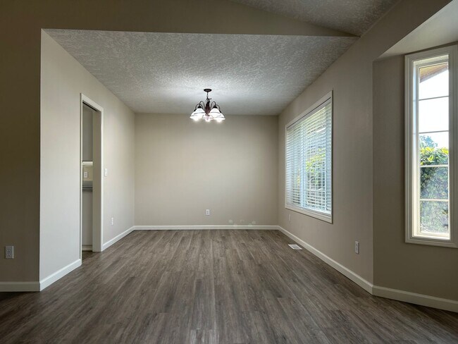 Building Photo - Beautiful Single Family Home in N. Keizer
