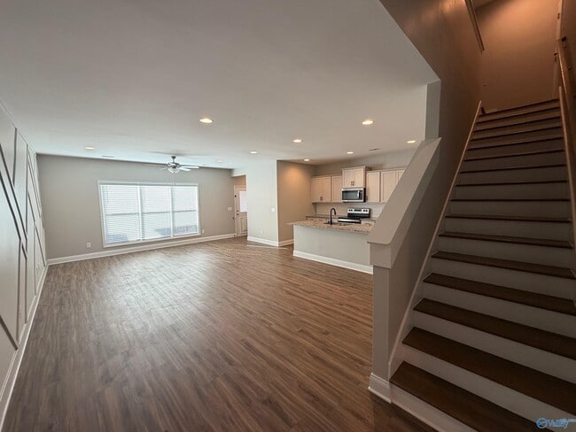 Building Photo - 3203 McClellan Wy SE