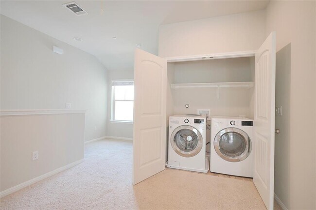 Building Photo - 516 E Slaughter Ln