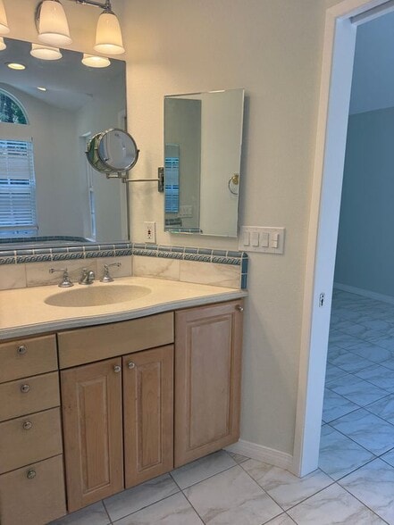 Building Photo - 1279 Clayford Ave