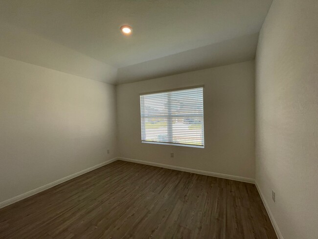 Building Photo - Luxury Vinyl Plank (No Carpet) /  Fridge I...