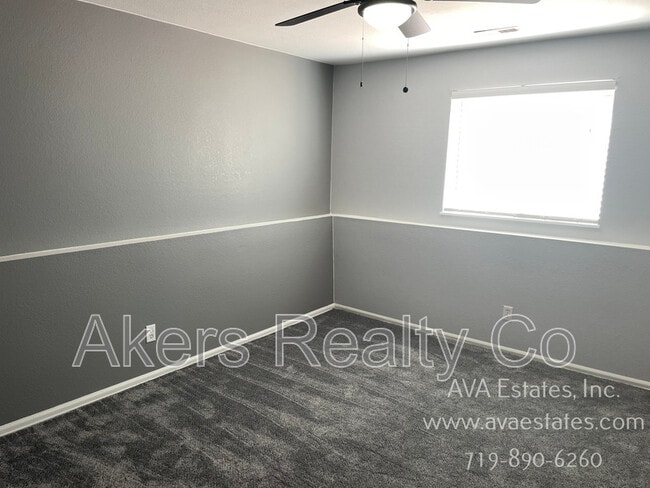 Building Photo - 733 E Laporte Dr