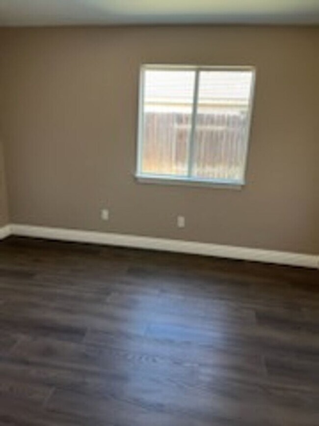 Building Photo - 504 Tabor Way