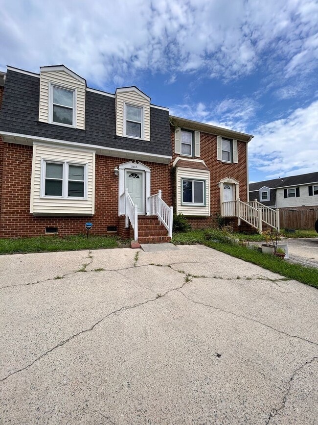 Building Photo - 3-Bedroom Townhome with Spacious Backyard ...