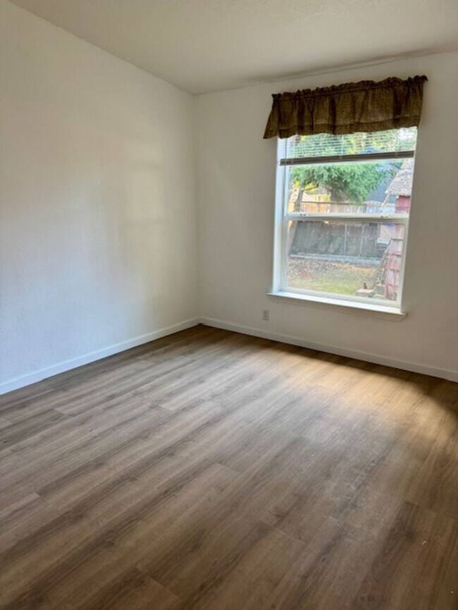 Building Photo - Remodeled Home on 1/2 Acre
