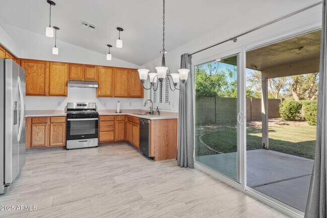 Building Photo - 1250 W Canary Way