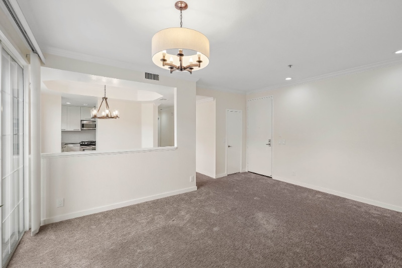 Building Photo - 585 N Rossmore Ave