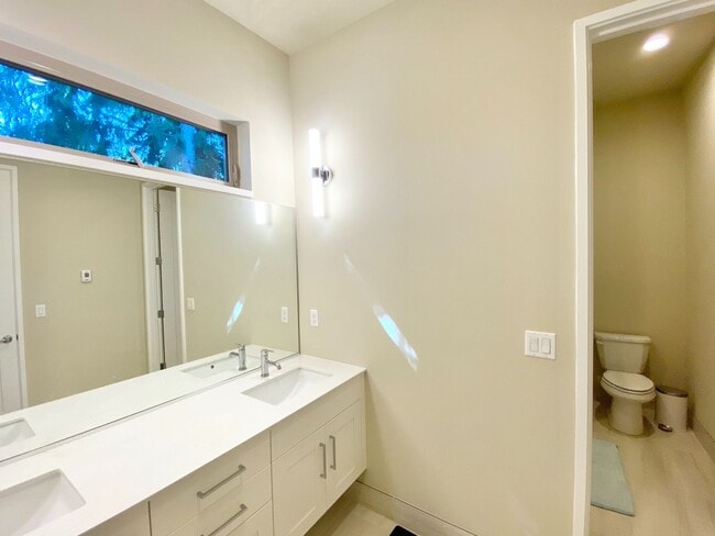 Building Photo - Built in 2017 – Stunning Modern Home for R...