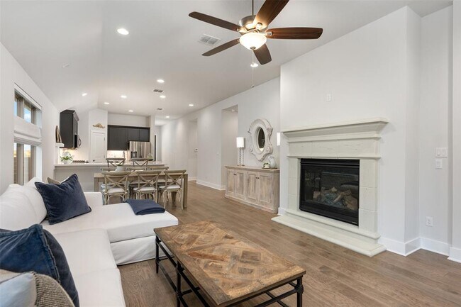 Building Photo - 418 Raleigh Dr