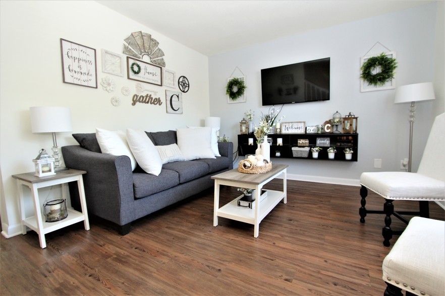 Living Room - Colonial Townhouses- Students save up to 10%!