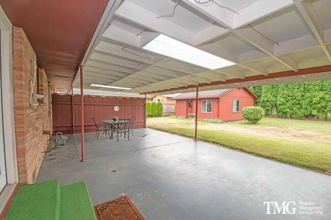 Building Photo - Beautiful Three Bedroom in Great Camas Nei...