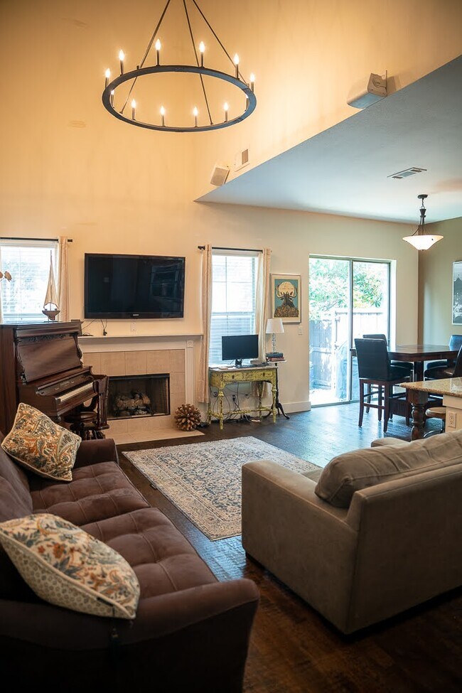 Building Photo - 1204 Lake Pointe Way