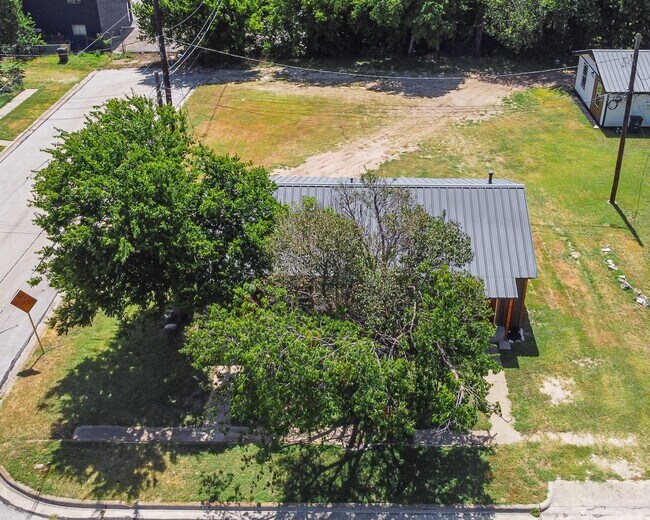 Building Photo - Affordable & Updated 1BR Home – Vacant Move-In Ready!