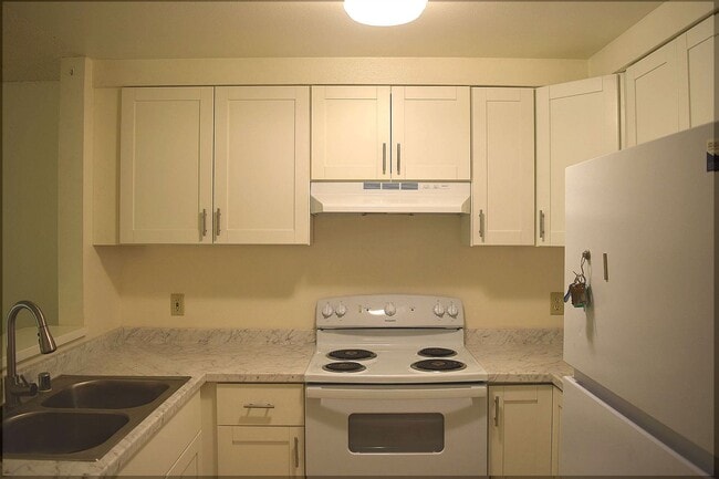 Primary Photo - Kihei Shores - Unfurnished - 2 bd 2 ba gro...