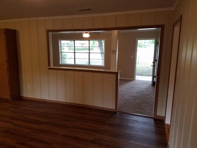 Building Photo - 2307 Pine Tree Rd