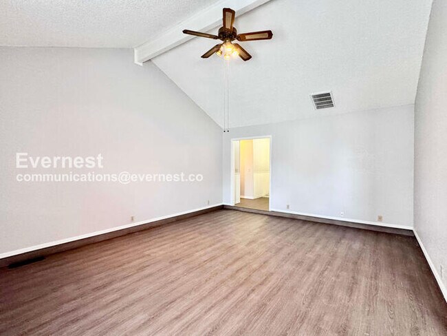 Building Photo - 3 Bed, 2 Bath Home with Garage / Pet-Friendly / Available Now!