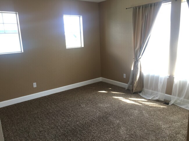 Building Photo - Gorgeous Stapleton Townhome!