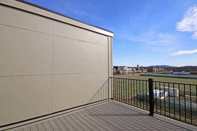 Building Photo - Pet-Friendly Old Trail Townhome With Rooftop Terrace
