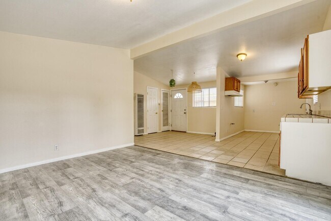 Building Photo - 2047 W Lingard St
