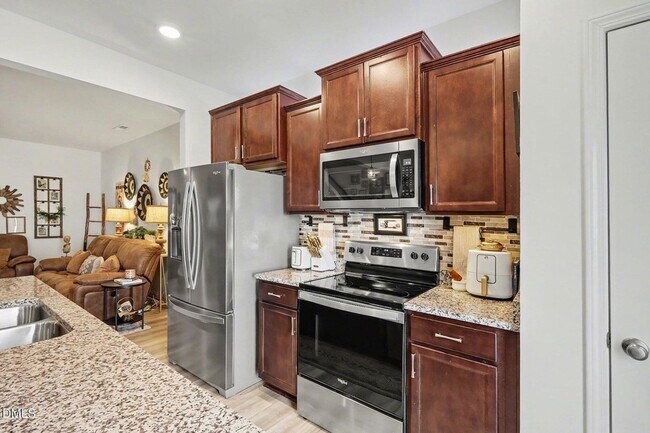 Building Photo - 3 Bedroom 2.5 Bathroom Townhome w/ 1 car garage in a prime location of Flowers Plantation