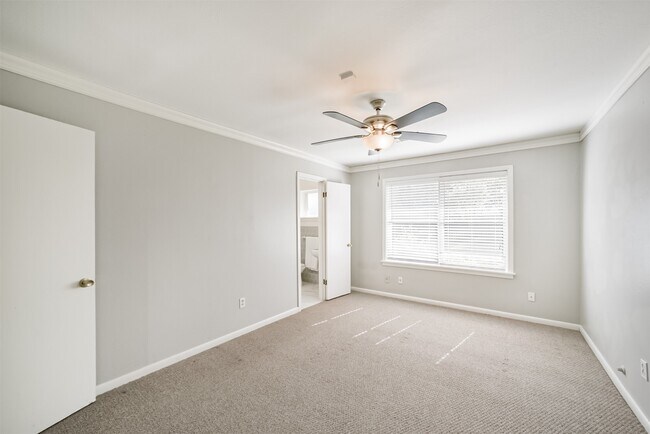 Building Photo - 5511 Kinglet St