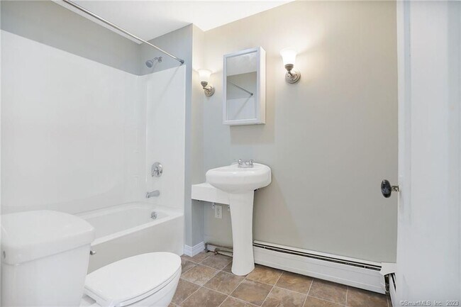 Building Photo - 752 Main St