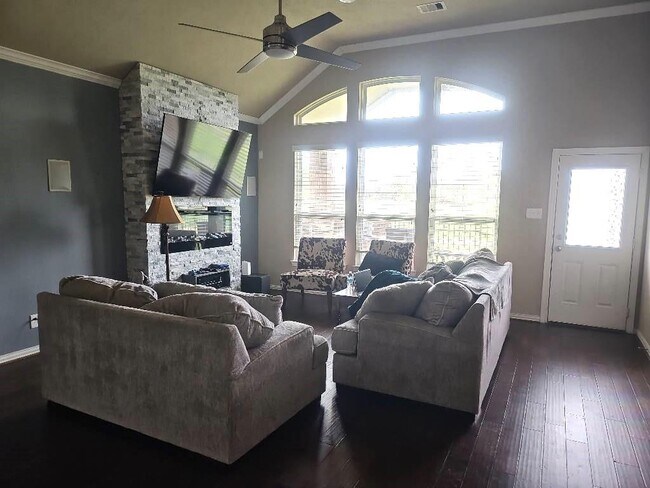 Building Photo - 2419 Doral Dr