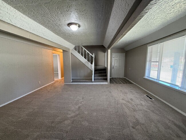 Building Photo - Huge 4 Bedroom in West Tulsa